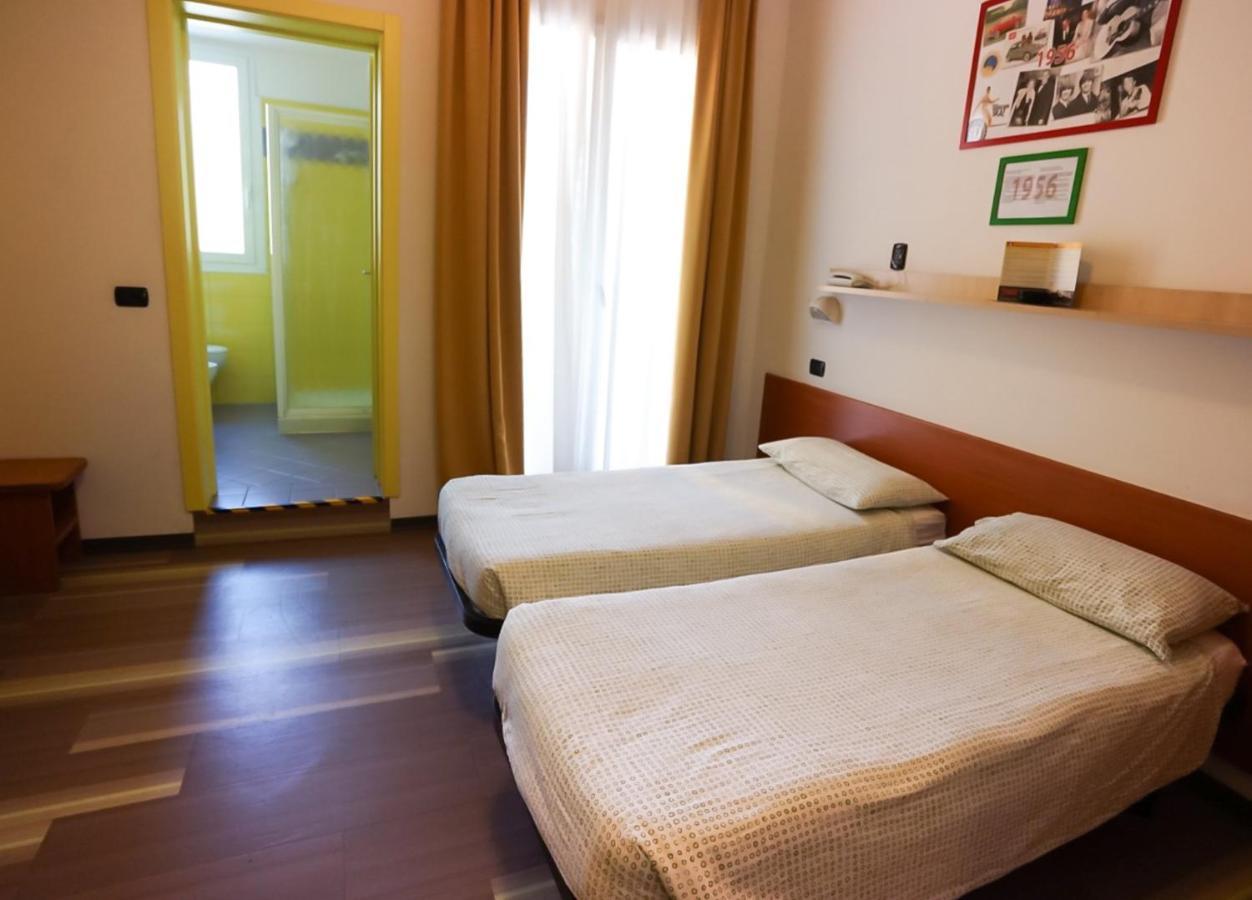 Hotel Morfeo - Young People Hotels (Adults Only) Rimini Buitenkant foto